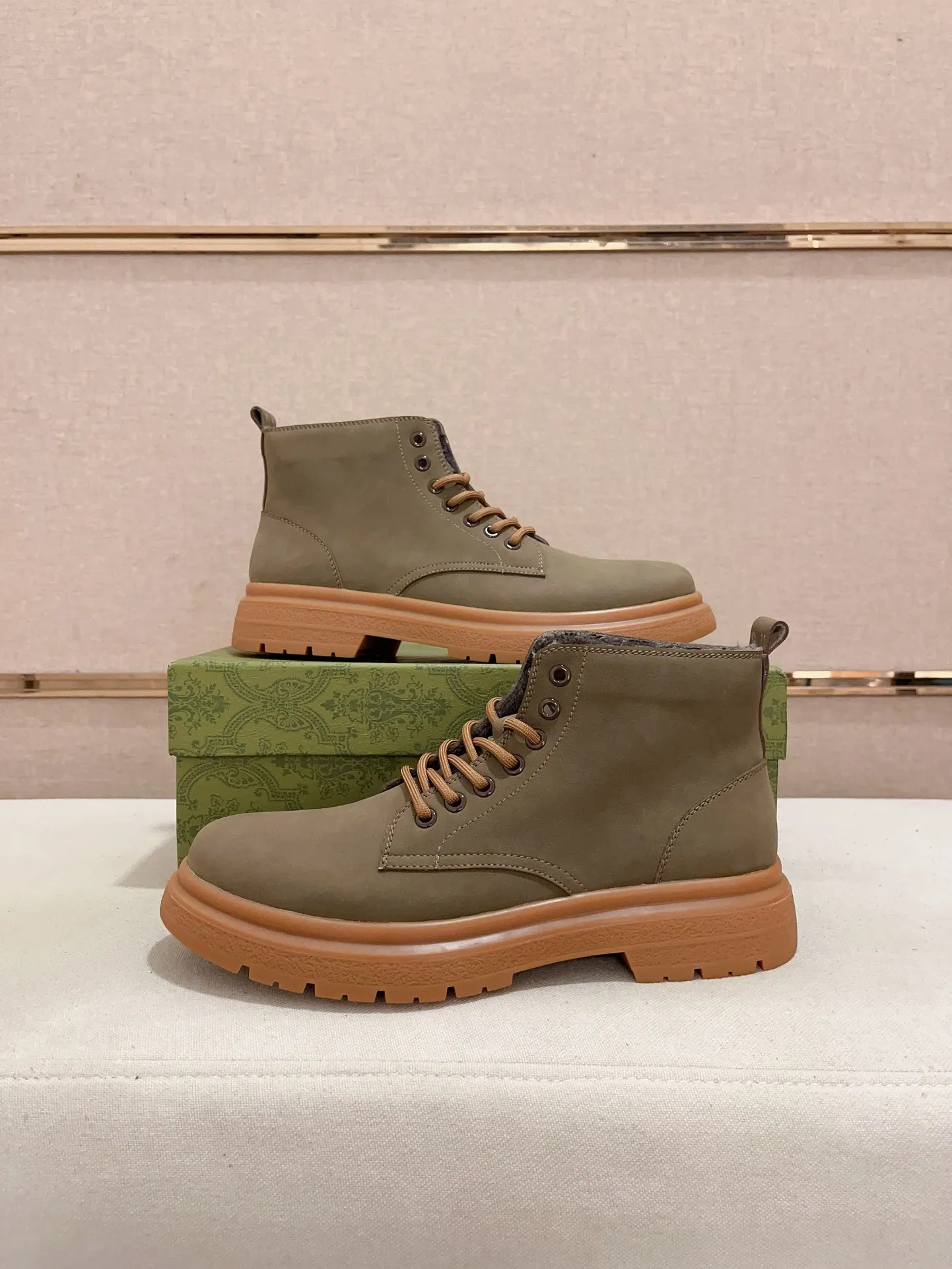 Men's shoes 💰 440💰 (can be made without standard supply platform) high-quality new high-top GUCCI (Gucci) counters are launched simultaneously, new men's shoes, 😘fabrics are selected from imported cowhide, lining: plush lining. 👍🏿 High-end ☄️ air-cushion molded anti-slip rubber outsole, exquisite lines, simple and elegant, comfortable and high-end for leisure travel. Code number: 38 to 44 (45 can be customized and cannot be returned or exchanged)